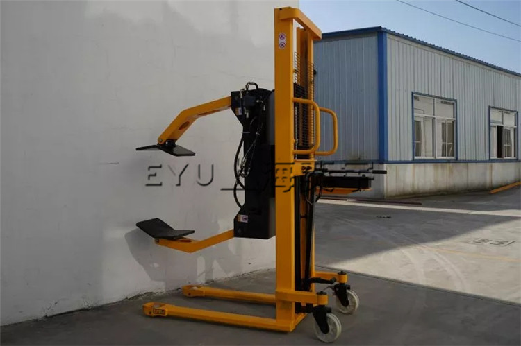 豎立紙卷手動夾抱搬運車